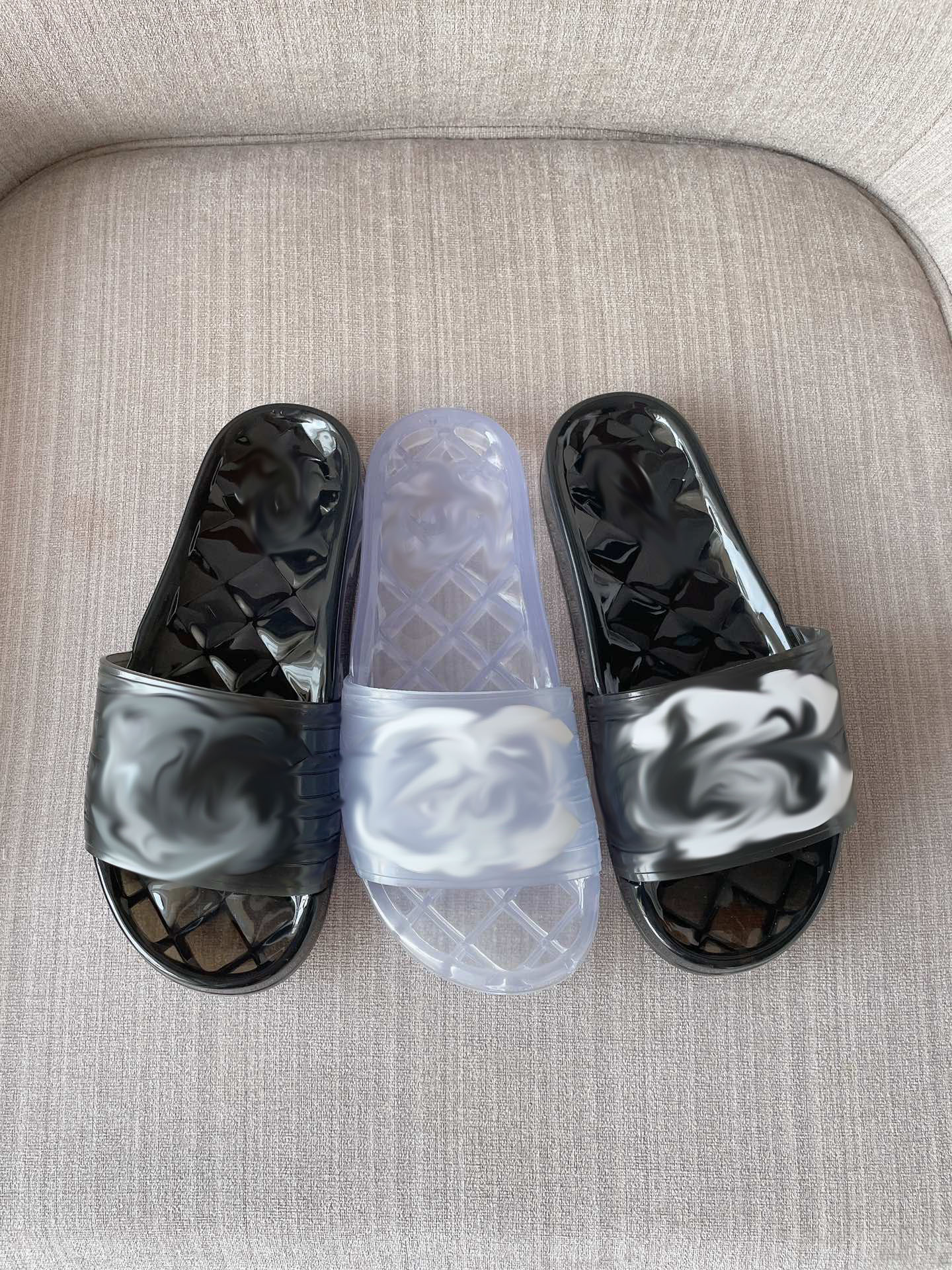 Sandals slides Luxury Summer Women Flat Jellys Slippers retro feel Transparent Diamond rubber Crystal Lady slide Designer Beach Sandal C Bigge Size 35-42, 202248041
Sandals slides Luxury Summer Women Flat Jellys Slippers retro feel Transparent Diamond rubber Crystal Lady slide Designer Beach Sandal C Bigge Size 35-42, 202248041