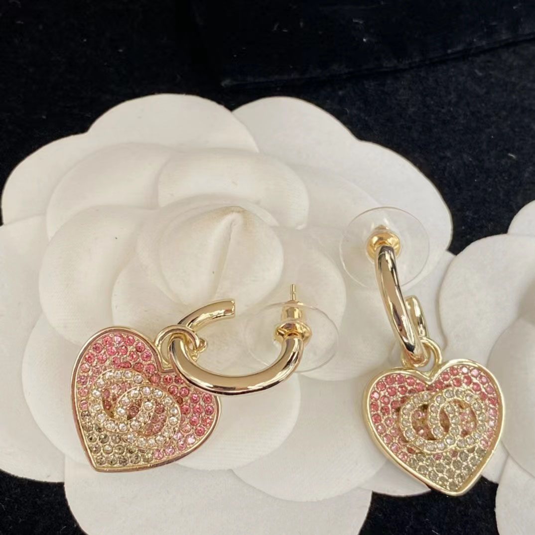 Heart Dangle Earrings gold-plated ring hook with Swarovski pink rhinestones Female designer earrings set off women's youthful vitality Versatile yet styli
Heart Dangle Earrings gold-plated ring hook with Swarovski pink rhinestones Female designer earrings set off women's youthful vitality Versatile yet styli