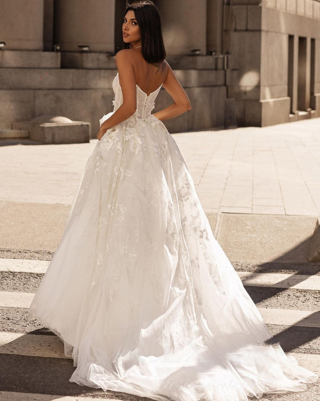 Strapless A-e Wedding Dress with 3D wers: Vestido Novia, Plus Size Bridal Gown