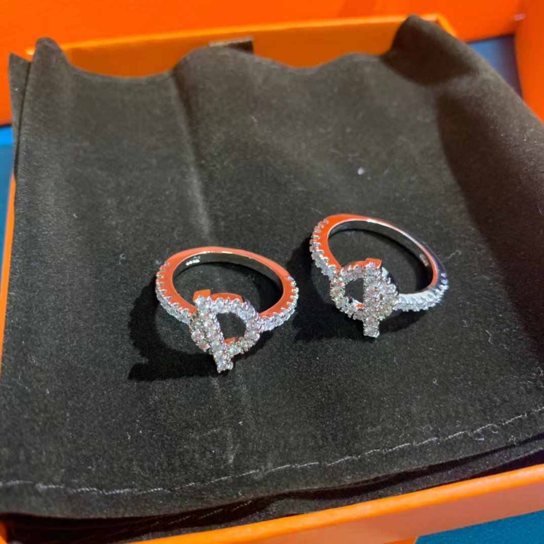 Luxurys Desinger Ring Simple Design Sense Sterling Silver Ring Ladies Luxury Diamond Rings Classic Simple rings Birthday Gift pretty nice good
Luxurys Desinger Ring Simple Design Sense Sterling Silver Ring Ladies Luxury Diamond Rings Classic Simple rings Birthday Gift pretty nice good
