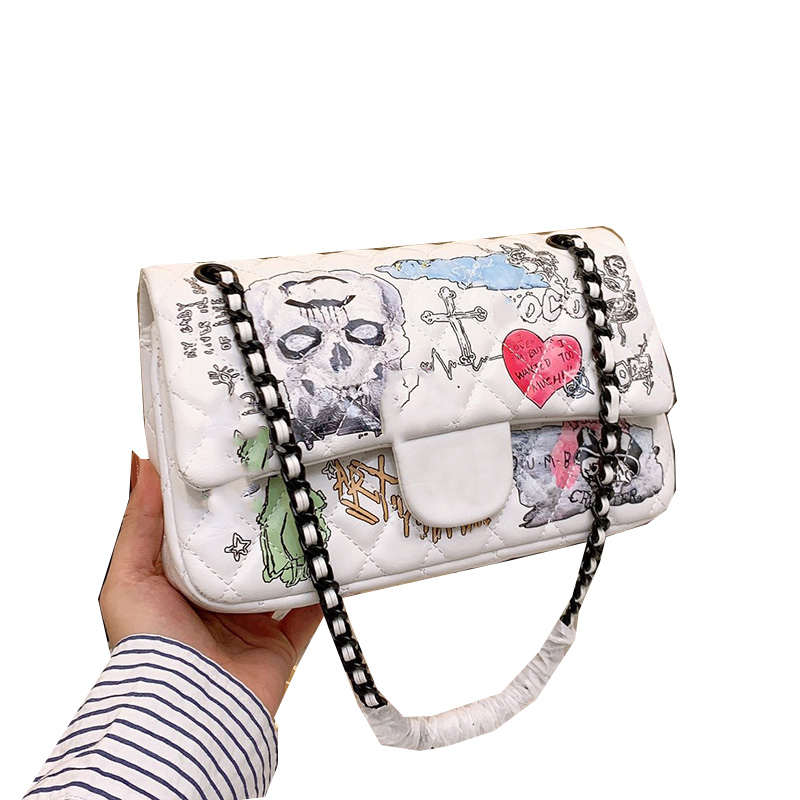 Womens Love Skulls Graffiti Shoulder Bag Black White Classic Print Leather Diamond Acrylic Hardware Turn Buckle Chain Crossbody Sacoche Designer Handbags 25CM, Box
Womens Love Skulls Graffiti Shoulder Bag Black White Classic Print Leather Diamond Acrylic Hardware Turn Buckle Chain Crossbody Sacoche Designer Handbags 25CM, Box