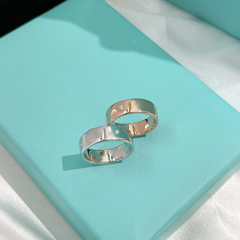 Fashion designer ring mens and womens rings classic style senior pair of wide gifts to give social gathering applicable good nice
Fashion designer ring mens and womens rings classic style senior pair of wide gifts to give social gathering applicable good nice