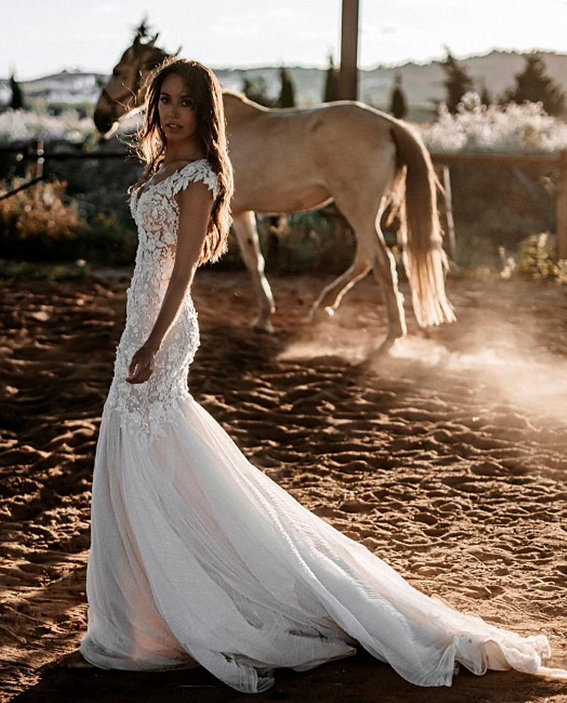 Bohemian Lace Mermaid Wedding Dresses V-Neck Backless Long Country Bridal Gowns Floral Applique Summer Beach Bride Dress Custom Made