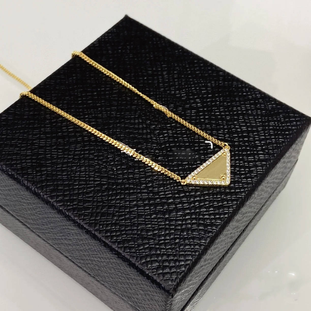 2023 luxurys Sale Pendant Necklaces Fashion for Man Woman 48cm Inverted triangle designers brand Jewelry mens womens Highly Quality 19 Model Optional with box
2023 luxurys Sale Pendant Necklaces Fashion for Man Woman 48cm Inverted triangle designers brand Jewelry mens womens Highly Quality 19 Model Optional with box