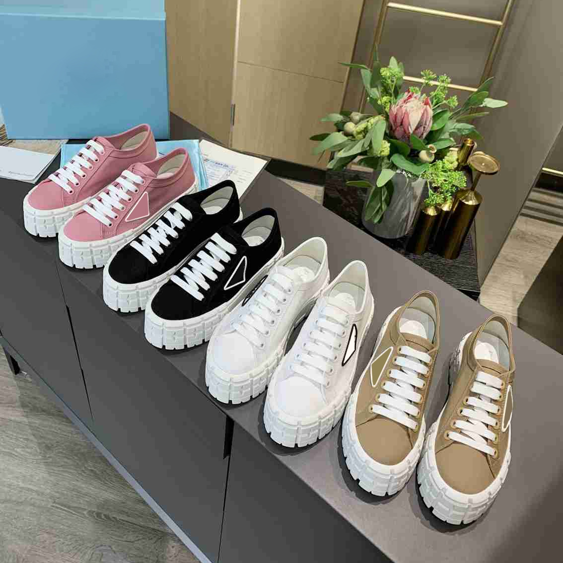 Designer Sneakers Gabardine Nylon Casual Shoes Brand Wheel Trainers Luxury Canvas Sneaker Fashion Platform Solid Heighten Shoe With Box size 35-41
Designer Sneakers Gabardine Nylon Casual Shoes Brand Wheel Trainers Luxury Canvas Sneaker Fashion Platform Solid Heighten Shoe With Box size 35-41
