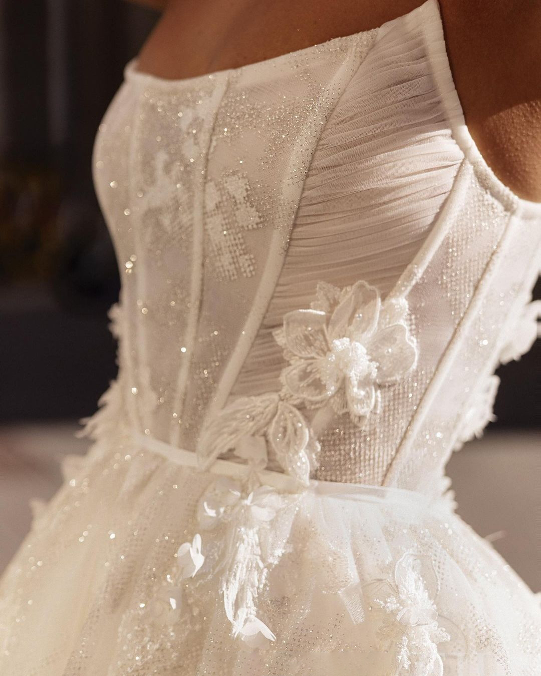 Strapless A-e Wedding Dress with 3D wers: Vestido Novia, Plus Size Bridal Gown