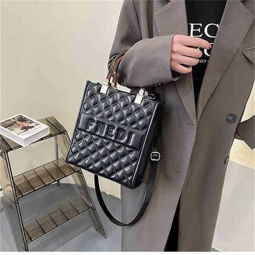 30% OFF Handbag High quality 2023 new bag trend texture Lingge portable trend, Black large size
30% OFF Handbag High quality 2023 new bag trend texture Lingge portable trend, Black large size