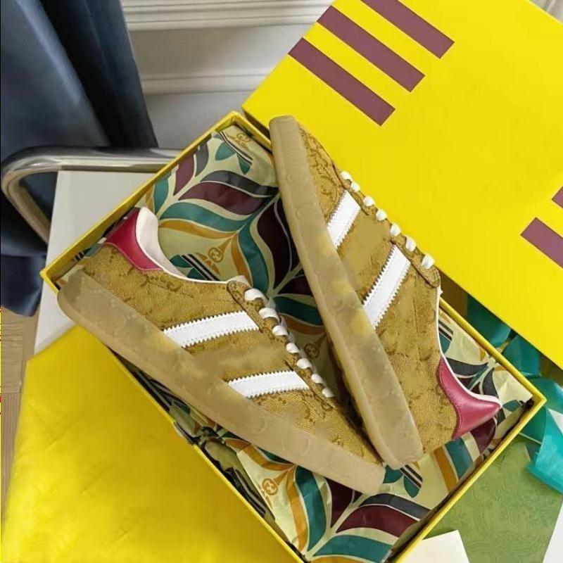 Boots Italy Gazelle sneakers Mens Bee Casual Shoes Suede material Women White Flat Leather Shoe Green Red Stripe Embroidered Couples tr Gfde
Boots Italy Gazelle sneakers Mens Bee Casual Shoes Suede material Women White Flat Leather Shoe Green Red Stripe Embroidered Couples tr Gfde