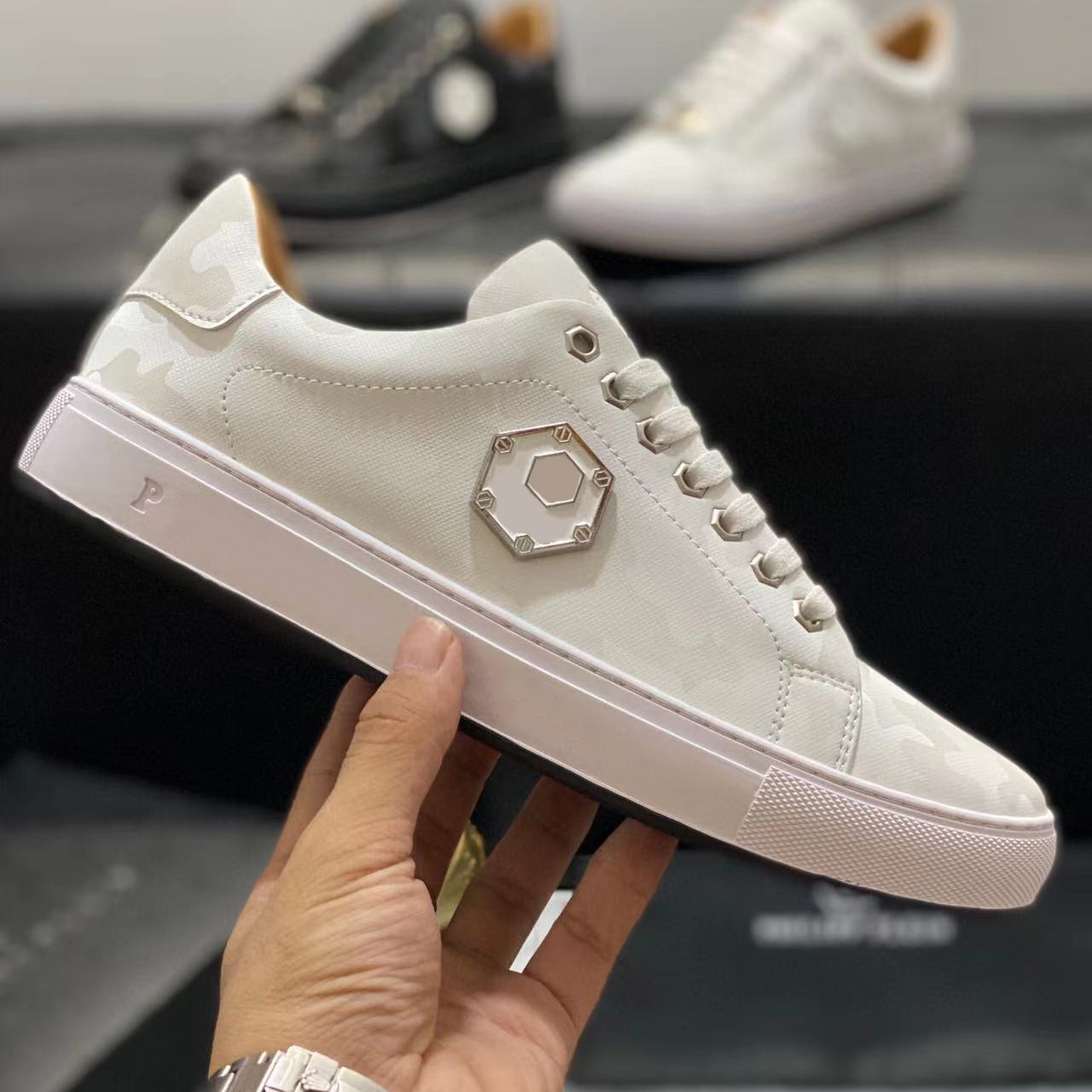 Fashion rivet designer low shoes skateboard shoes sneakers casual leisure color purplish blue white red gray size 38-45
Fashion rivet designer low shoes skateboard shoes sneakers casual leisure color purplish blue white red gray size 38-45
