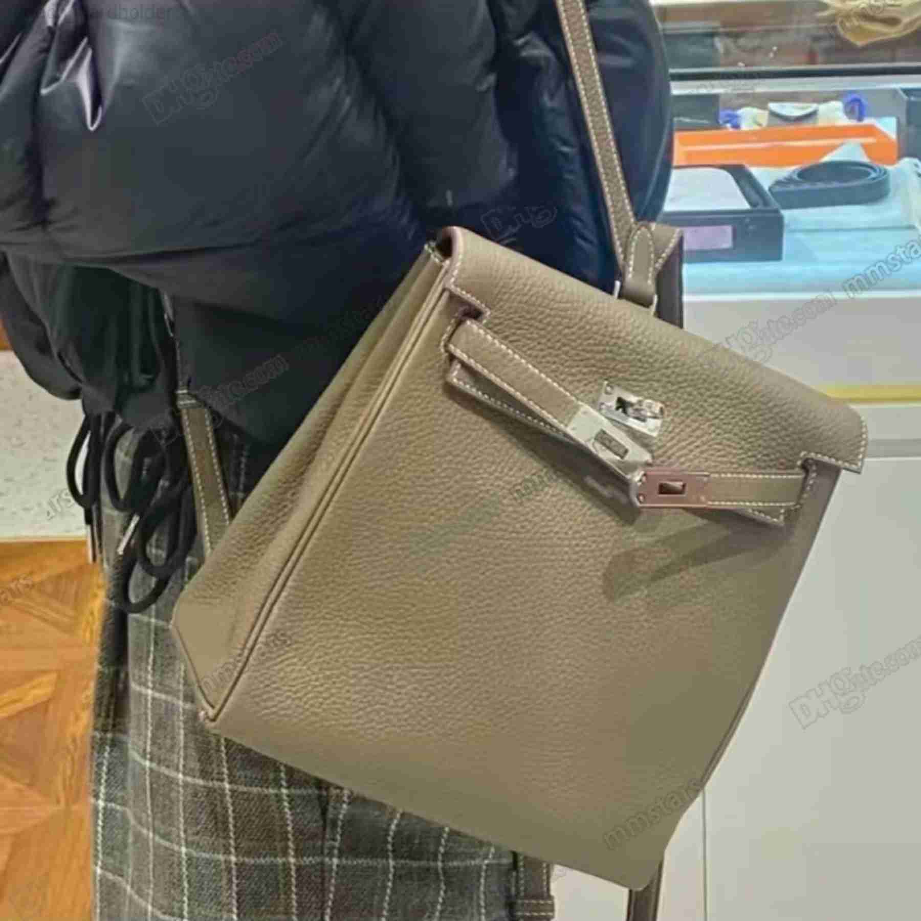 Paris Casual Kellies Kell Ado 22cm Backpack Designer Togo Leather Silver Buckle Backpacks Women Mens Luxury Verastile School Bag Herbag
Paris Casual Kellies Kell Ado 22cm Backpack Designer Togo Leather Silver Buckle Backpacks Women Mens Luxury Verastile School Bag Herbag