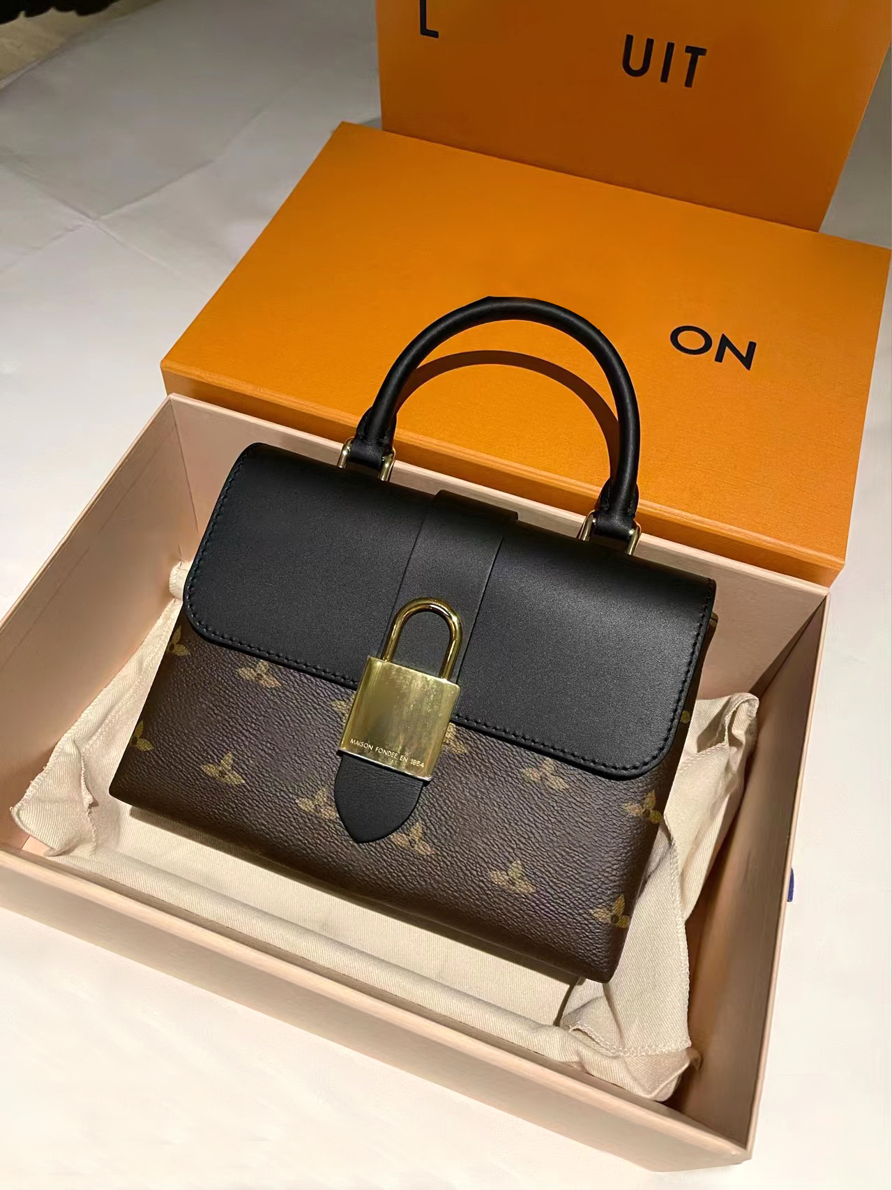 Luxury Designer famous LOCKY BB tote Bag CrossBody wallets Genuine Leather clutch bags Metal lock fashion Printed pattern mens Women's envelope purses travel M44322, Mon0gram army green
Luxury Designer famous LOCKY BB tote Bag CrossBody wallets Genuine Leather clutch bags Metal lock fashion Printed pattern mens Women's envelope purses travel M44322, Mon0gram army green