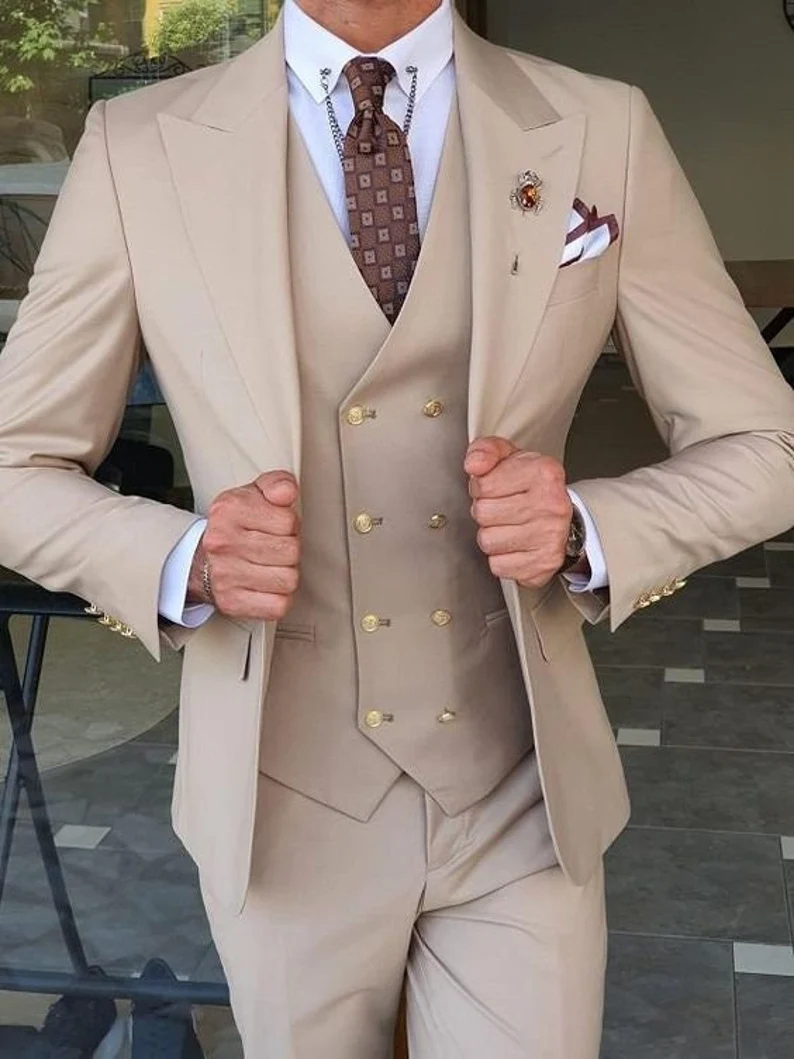 Beige Mens Suits Slim Fit Wedding Tuxedos 3 Pieces Man Groomsmen Prom Dinner Party Blazer Suit Peaked Lapel Gold Buttons Formal Groom Wear Jacket Vest