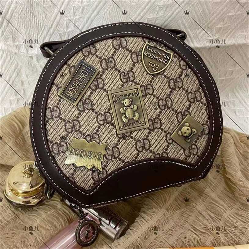 12% OFF Handbag High quality 2023 new bag Leather texture badge round Japan South Korea Vintage printed shoulder and women's, Sky blue
12% OFF Handbag High quality 2023 new bag Leather texture badge round Japan South Korea Vintage printed shoulder and women's, Sky blue