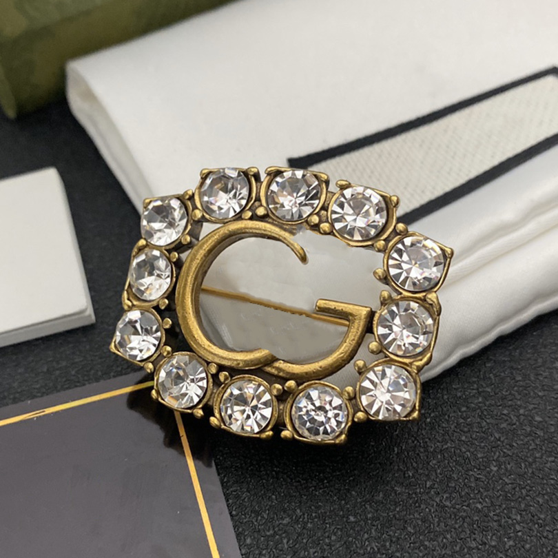 Designer Men Womens Brooches Fashion Bee Pins Brand Gold Letter Brooch Pin Suit Dress Pins For Lady Specifications Luxury Jewelry 001
Designer Men Womens Brooches Fashion Bee Pins Brand Gold Letter Brooch Pin Suit Dress Pins For Lady Specifications Luxury Jewelry 001