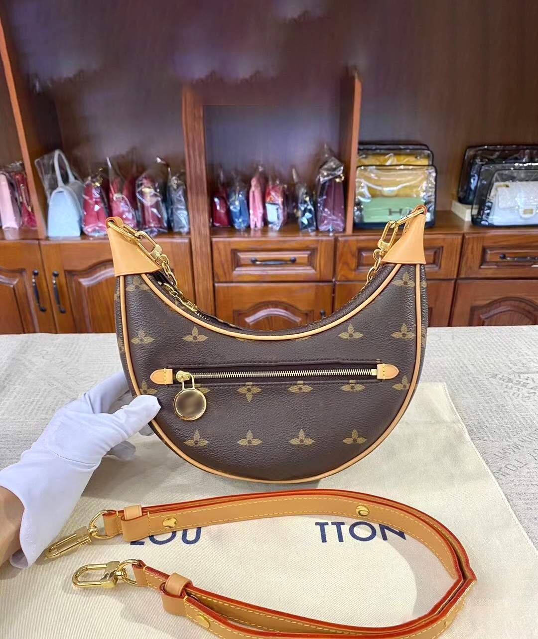 M81098 fashion New LOOP half moon peas Totes Shoulder Bag classic Luxurys Designer crossbody handbag Women's mens two shoulder straps Printing clutch travel basket, Mon0gram
M81098 fashion New LOOP half moon peas Totes Shoulder Bag classic Luxurys Designer crossbody handbag Women's mens two shoulder straps Printing clutch travel basket, Mon0gram
