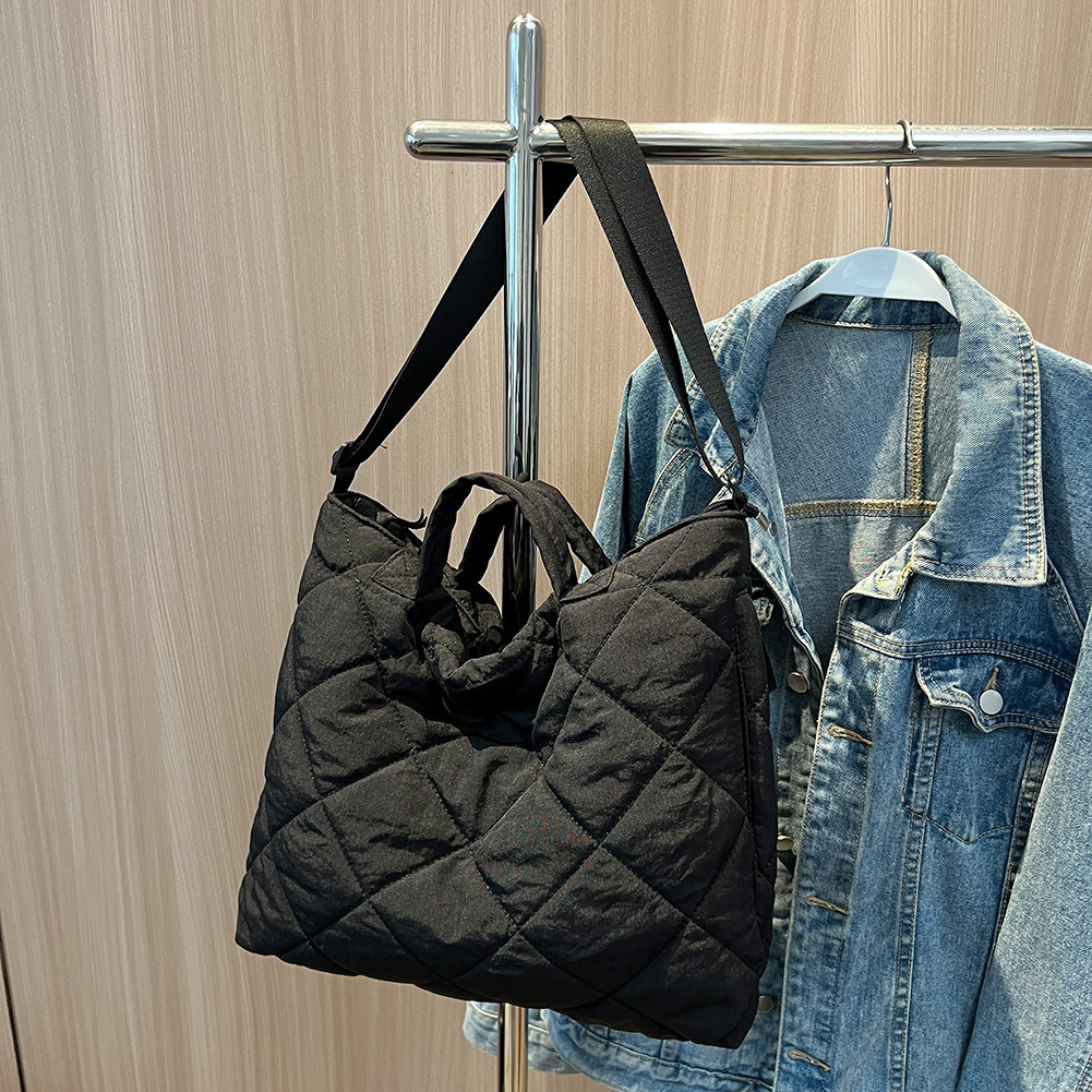 Evening Bag Fashion Lattice Solid Color Cloud Shoulder Quilted Crossbody Cotton Messenger Winter Large Capacity Handbags 230208, Black
Evening Bag Fashion Lattice Solid Color Cloud Shoulder Quilted Crossbody Cotton Messenger Winter Large Capacity Handbags 230208, Black