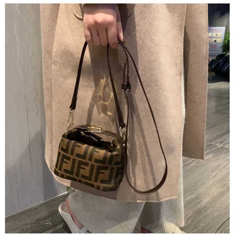 12% OFF Handbag High quality 2023 new bag Small canvas pillow double old pattern portable lunch box Shoulder Messenger, Picture color
12% OFF Handbag High quality 2023 new bag Small canvas pillow double old pattern portable lunch box Shoulder Messenger, Picture color
