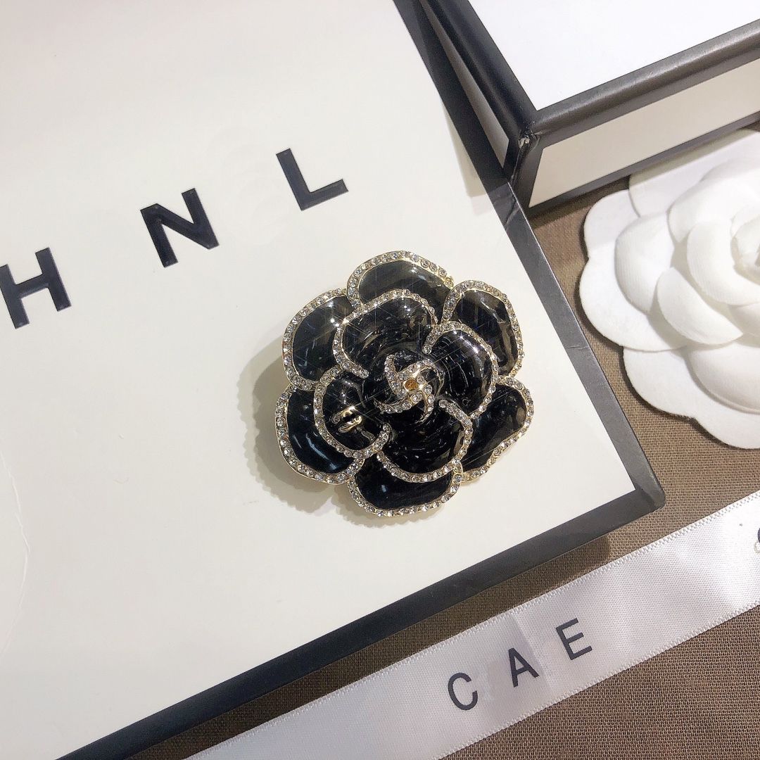 18k Gold Plated Brooches Luxury Brand Designers Black Camellia Flower Print Circle Fashion Women Stainless Steel Brooches Wedding Party Jewellery Gift
18k Gold Plated Brooches Luxury Brand Designers Black Camellia Flower Print Circle Fashion Women Stainless Steel Brooches Wedding Party Jewellery Gift