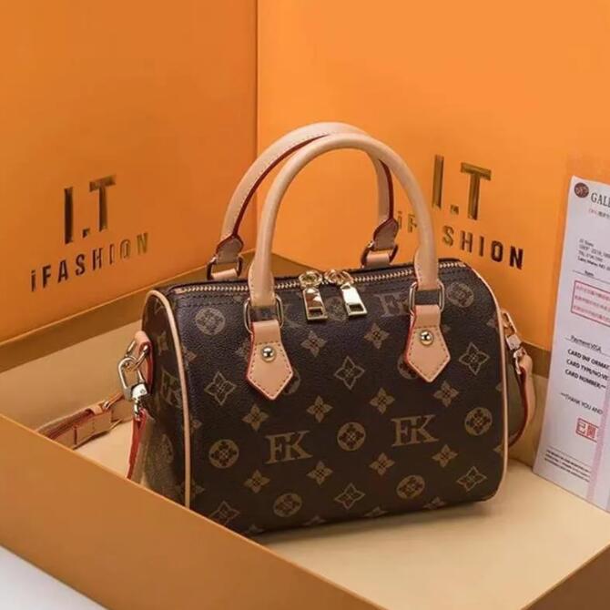 Hot Luxurys Women messenger bag Classic Designers Fashion women bag Shoulder Bags Lady Totes handbags Speedy With Key Lock Shoulder Strap Dust Bag, This is not for sale.
Hot Luxurys Women messenger bag Classic Designers Fashion women bag Shoulder Bags Lady Totes handbags Speedy With Key Lock Shoulder Strap Dust Bag, This is not for sale.