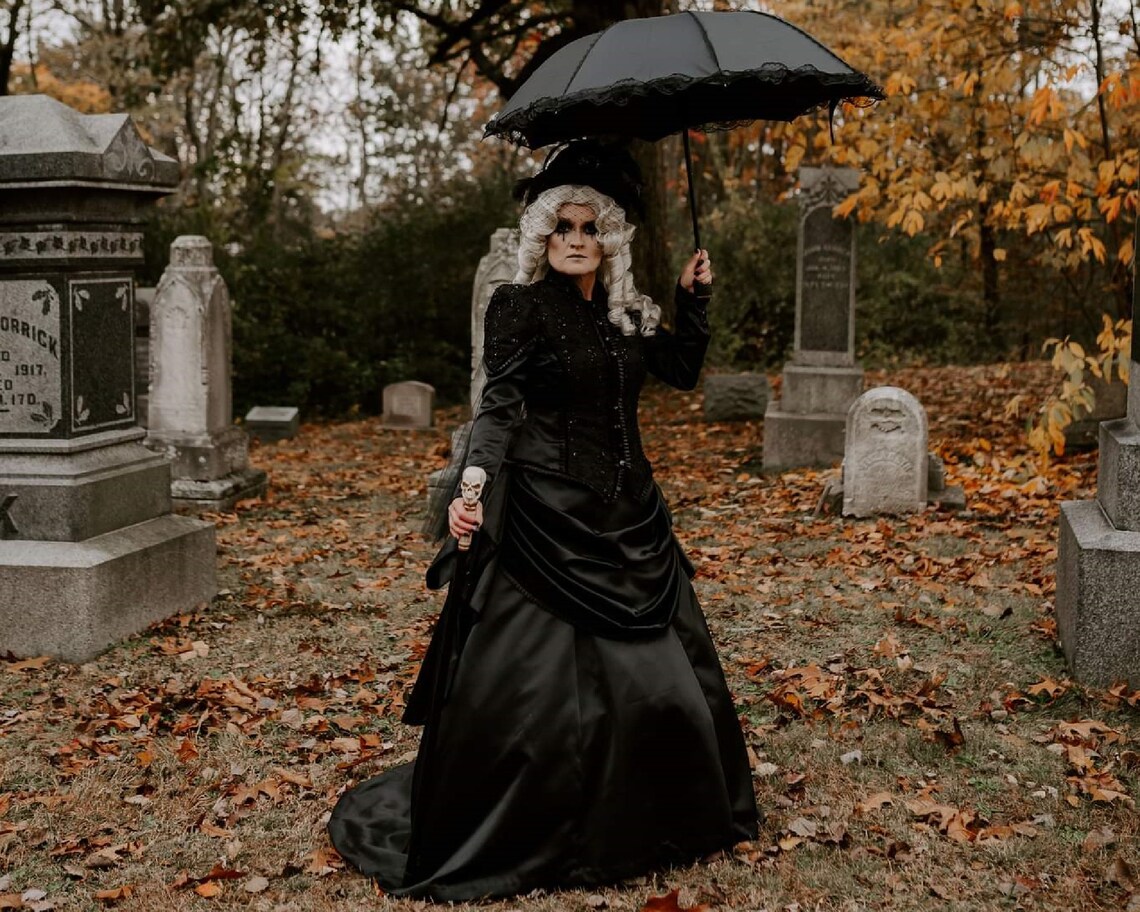 Gothic Black Bustle Wedding Dress Vintage Victorian Bridal Gowns Ruched High Neck Long Sleeves Lace Applqiue Beaded A Line Masquerade Vampire Dress Fo