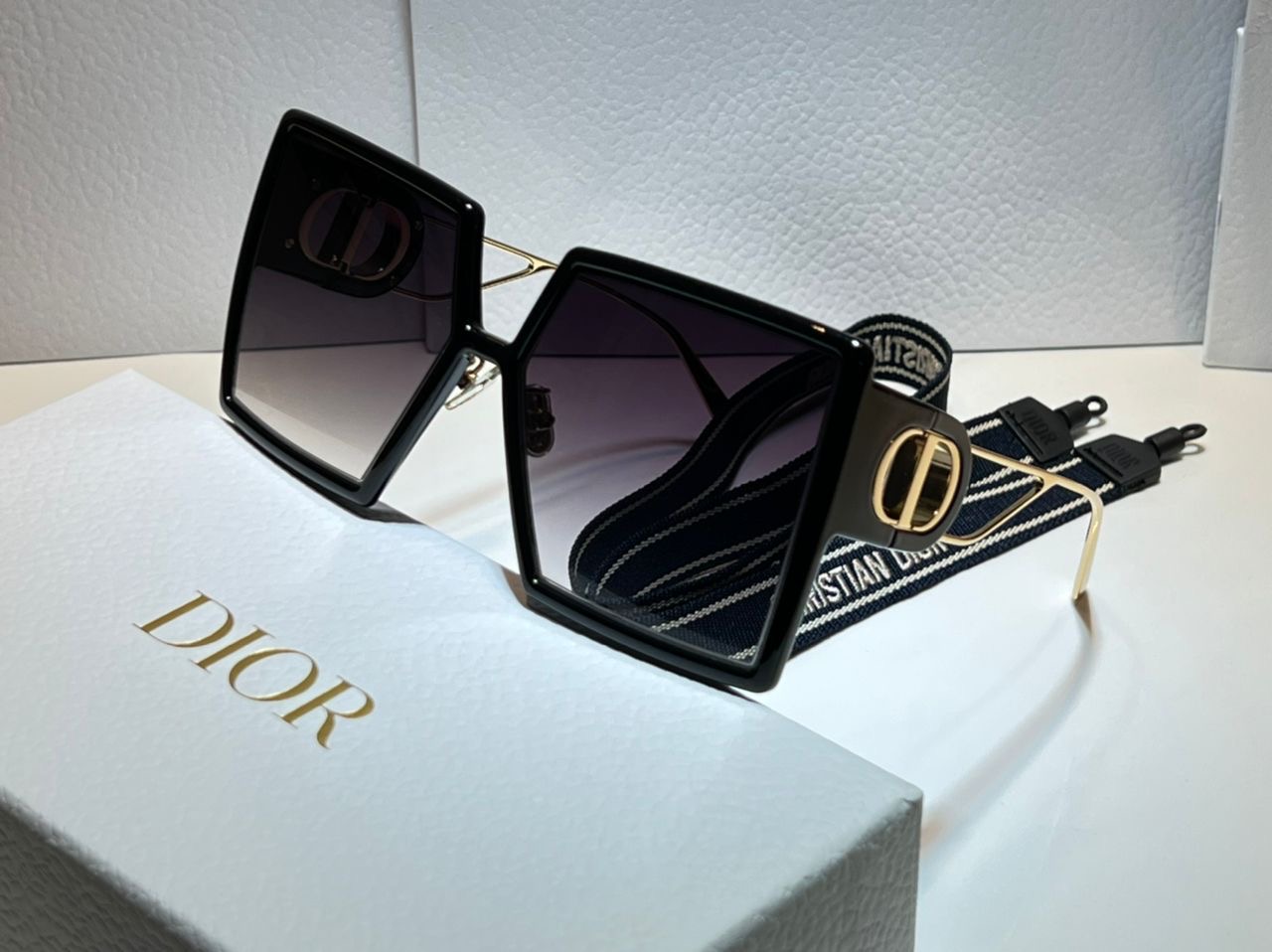 MONTAIGNE SU 086 Sunglasses For Women and Men Summer style Anti-Ultraviolet Retro Plate Square Full frame black gold Gradient grey lens fashion Eyeglasses Box
MONTAIGNE SU 086 Sunglasses For Women and Men Summer style Anti-Ultraviolet Retro Plate Square Full frame black gold Gradient grey lens fashion Eyeglasses Box