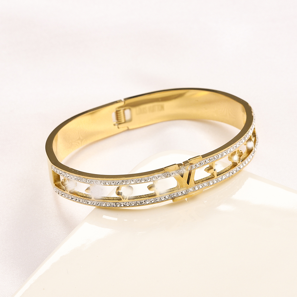 Designer Bracelet Bangle Charm Bracelet Luxury Bracelets Women Letter Jewelry Plated Stainless steel 18K Gold Hollow out Wristband Cuff Fashion Party Accessories
Designer Bracelet Bangle Charm Bracelet Luxury Bracelets Women Letter Jewelry Plated Stainless steel 18K Gold Hollow out Wristband Cuff Fashion Party Accessories