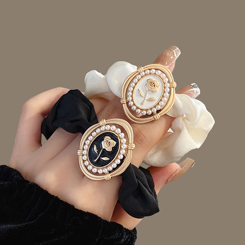 Hair loop French vintage satin large intestine loop adult temperament hair accessories headrope simple and versatile pearl ball hair rope
Hair loop French vintage satin large intestine loop adult temperament hair accessories headrope simple and versatile pearl ball hair rope