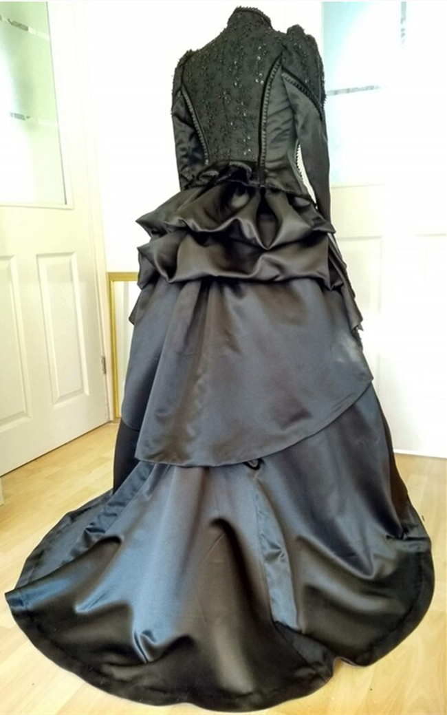 Gothic Black Bustle Wedding Dress Vintage Victorian Bridal Gowns Ruched High Neck Long Sleeves Lace Applqiue Beaded A Line Masquerade Vampire Dress Fo