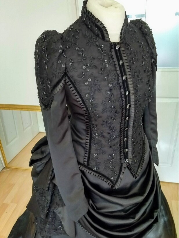 Gothic Black Bustle Wedding Dress Vintage Victorian Bridal Gowns Ruched High Neck Long Sleeves Lace Applqiue Beaded A Line Masquerade Vampire Dress Fo