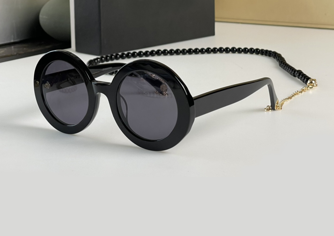 Women Round Sunglasses with Chain Black Grey Lens Funky Sunglasses Sonnenbrille Shades gafas de sol UV400 Protection Eyewear Fashion Accessories with Box
Women Round Sunglasses with Chain Black Grey Lens Funky Sunglasses Sonnenbrille Shades gafas de sol UV400 Protection Eyewear Fashion Accessories with Box