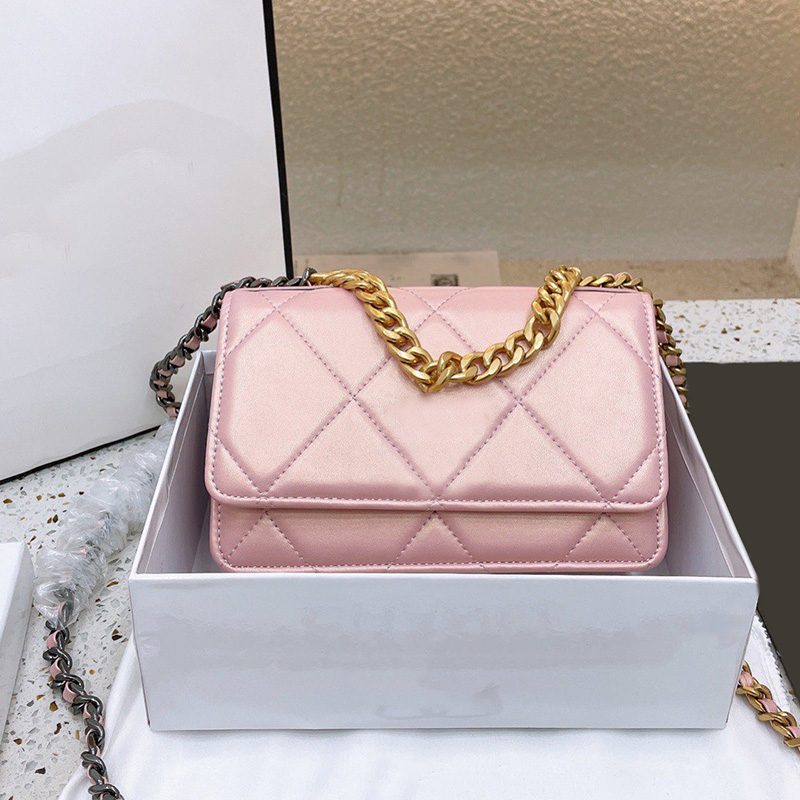 Iridescent Pink Classic Mini Flap Card Hold Purse Bags Wallet With Gold Chain Totes Crossbody Shoulder Luxury Designer Multi Pochette Handbags 20X12CM
Iridescent Pink Classic Mini Flap Card Hold Purse Bags Wallet With Gold Chain Totes Crossbody Shoulder Luxury Designer Multi Pochette Handbags 20X12CM