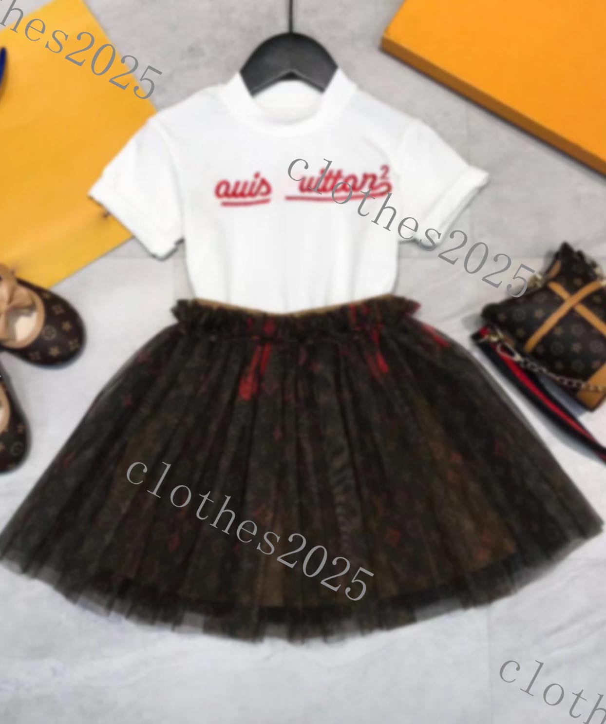 luxury designer Clothing Sets Fashion girls cute gauze skirt cotton 2023 two piece suit cci brand logo children Puff Sleeve dress shirts tshirt suits Baby Clothes L
luxury designer Clothing Sets Fashion girls cute gauze skirt cotton 2023 two piece suit cci brand logo children Puff Sleeve dress shirts tshirt suits Baby Clothes L