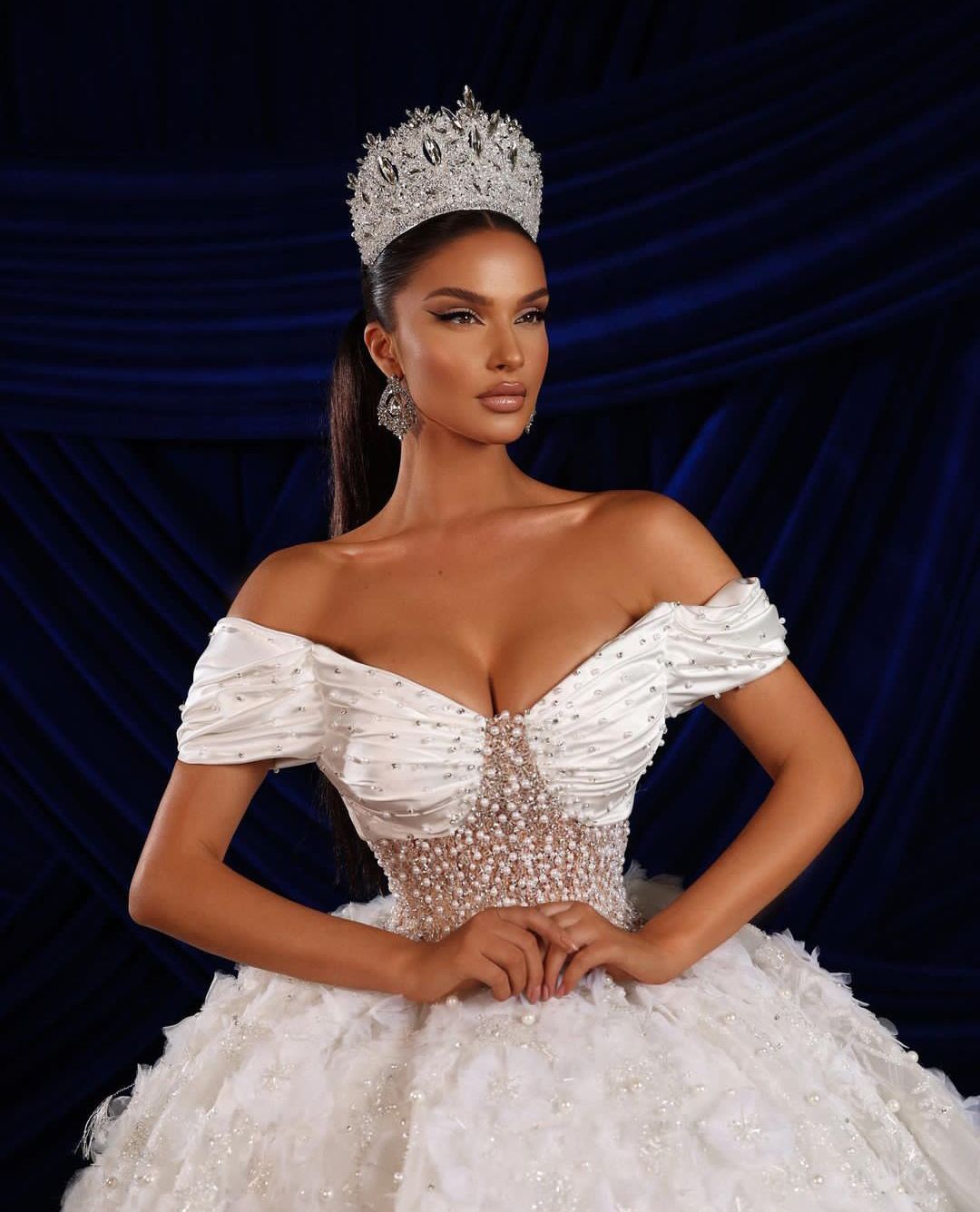 Luxury Ball Gown Wedding Dresses Sleeveless V Neck Off Shoulder Sequins Appliques Beaded Pearls Ruffles 3D Lace Bridal Gowns Plus Size Custom Made Ves