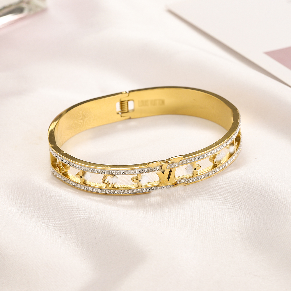 Designer Bracelet Bangle Charm Bracelet Luxury Bracelets Women Letter Jewelry Plated Stainless steel 18K Gold Hollow out Wristband Cuff Fashion Party Accessories
Designer Bracelet Bangle Charm Bracelet Luxury Bracelets Women Letter Jewelry Plated Stainless steel 18K Gold Hollow out Wristband Cuff Fashion Party Accessories
