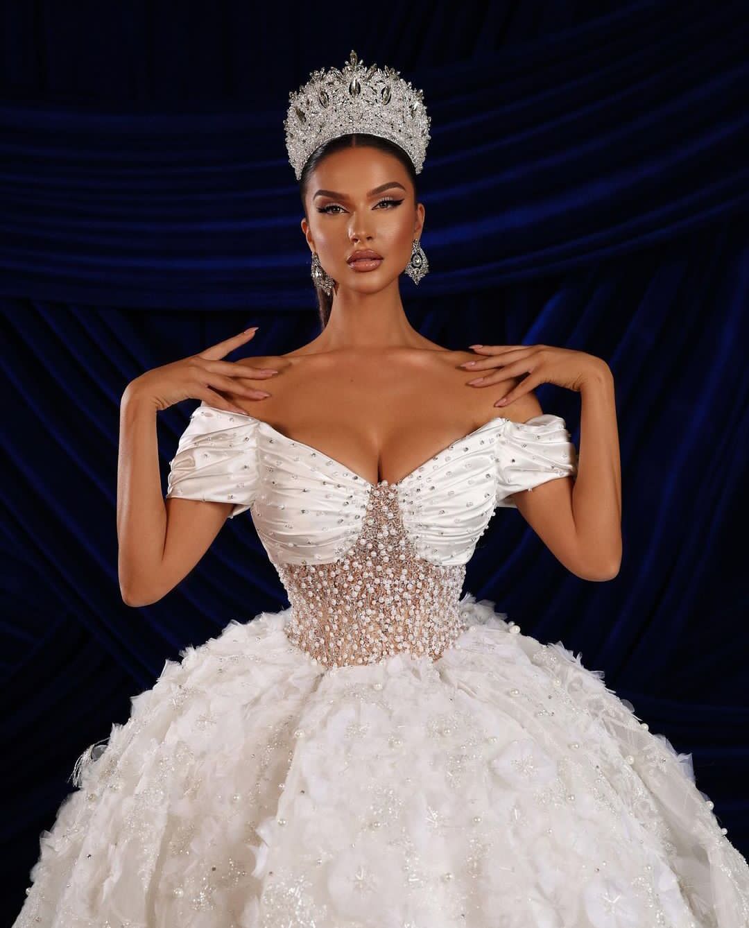 Luxury Ball Gown Wedding Dresses Sleeveless V Neck Off Shoulder Sequins Appliques Beaded Pearls Ruffles 3D Lace Bridal Gowns Plus Size Custom Made Ves