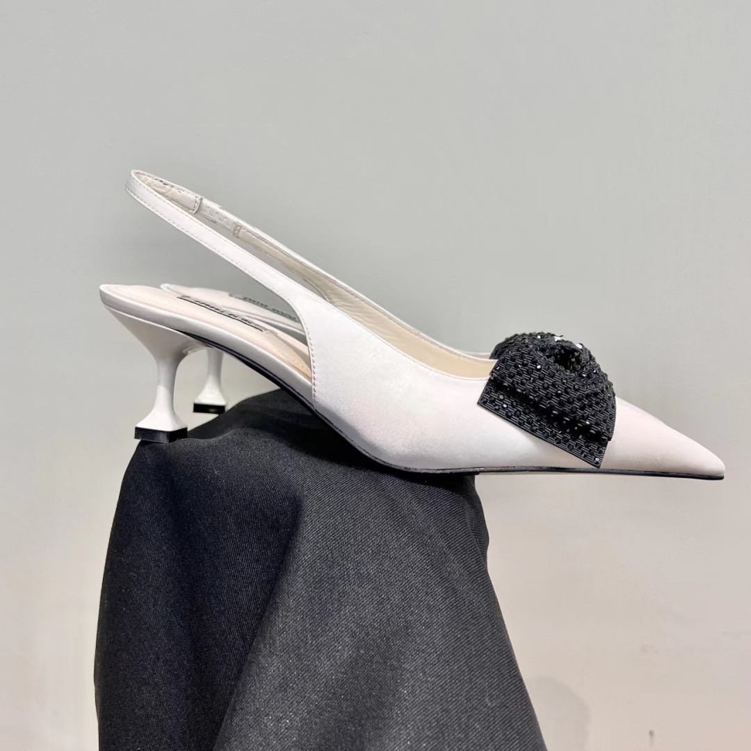 Dress shoes thin heel middle heel blue satin elastic band 5.5cm rhinestone bow toe wrap pointed luxury designer spring and summer party sandals 35-40 with box
Dress shoes thin heel middle heel blue satin elastic band 5.5cm rhinestone bow toe wrap pointed luxury designer spring and summer party sandals 35-40 with box