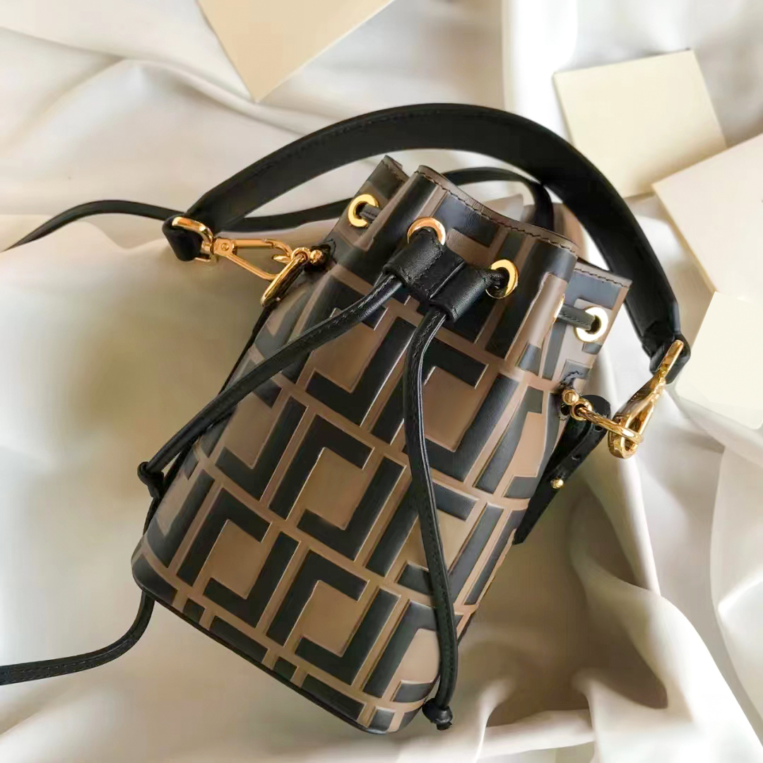 fashion Genuine leather Luxury Designer Bucket Bags Mini crossbody handbags Women's tote presbyopia wallet removable Drawstring pockets men handbag Shoulder Bag, White
fashion Genuine leather Luxury Designer Bucket Bags Mini crossbody handbags Women's tote presbyopia wallet removable Drawstring pockets men handbag Shoulder Bag, White