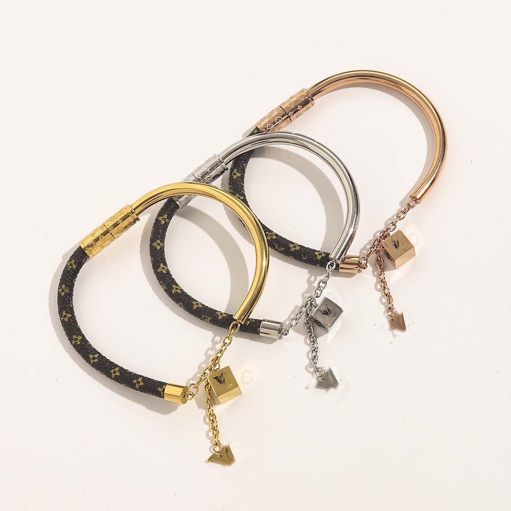 Europe Fashion Style Bracelets Women Bangle Luxury Designer Jewelry Faux Leather 18K Gold Plated Stainless steel Wedding Lovers Gift Bangles Wholesale
Europe Fashion Style Bracelets Women Bangle Luxury Designer Jewelry Faux Leather 18K Gold Plated Stainless steel Wedding Lovers Gift Bangles Wholesale