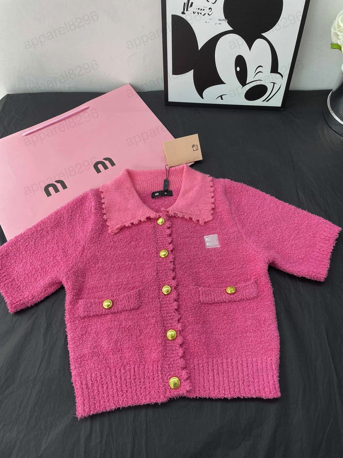 MUU 2023 Women Designer Luxury Sweaters Fashion Patch Letter Gold Button Decorative Lapel Knitted Short Top White red pink black
MUU 2023 Women Designer Luxury Sweaters Fashion Patch Letter Gold Button Decorative Lapel Knitted Short Top White red pink black