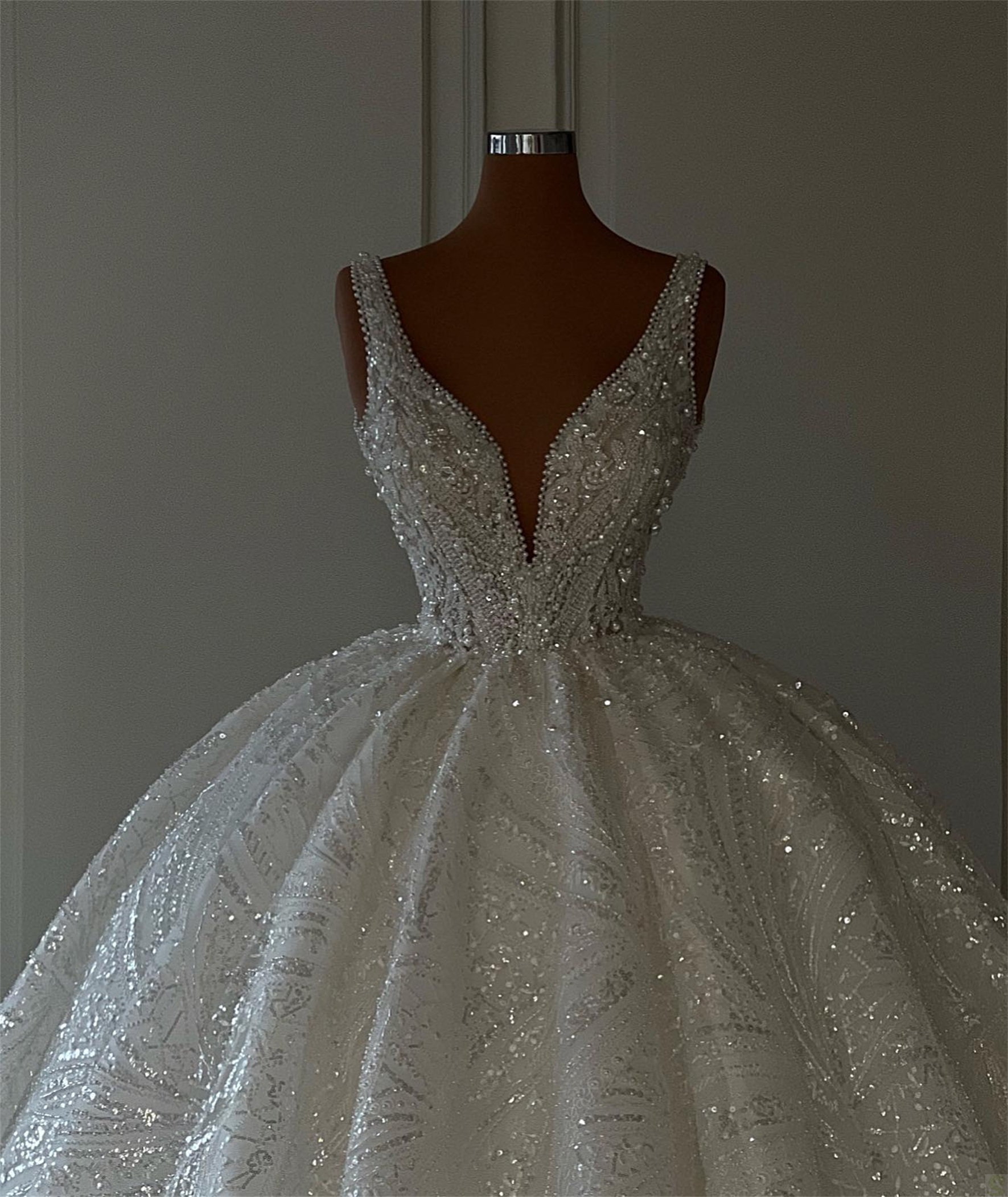 Ball Sparkly Gown Wedding Dress Tailored Beads V Neck Sleeveless Bridal Gowns Ruffles Sweep Train Bride Dresses s es