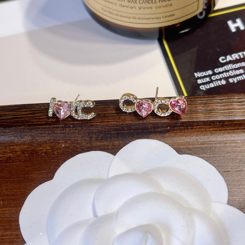 Classic Charm Fashion Pink Diamond Earrings Luxury Design Letter Earrings Selected Premium Jewelry Accessories Exquisite Gift Family Friends
Classic Charm Fashion Pink Diamond Earrings Luxury Design Letter Earrings Selected Premium Jewelry Accessories Exquisite Gift Family Friends