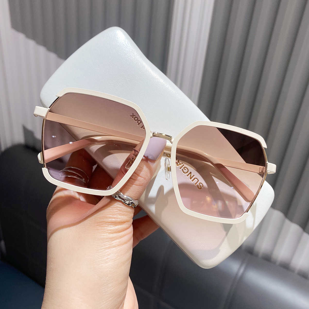 Sunglasses New Fashion Luxury Brand Square Sunglasses Women Vintage Oversize Sun Glasses Female Big Frame Shades Black Lady Uv400 L230210
Sunglasses New Fashion Luxury Brand Square Sunglasses Women Vintage Oversize Sun Glasses Female Big Frame Shades Black Lady Uv400 L230210