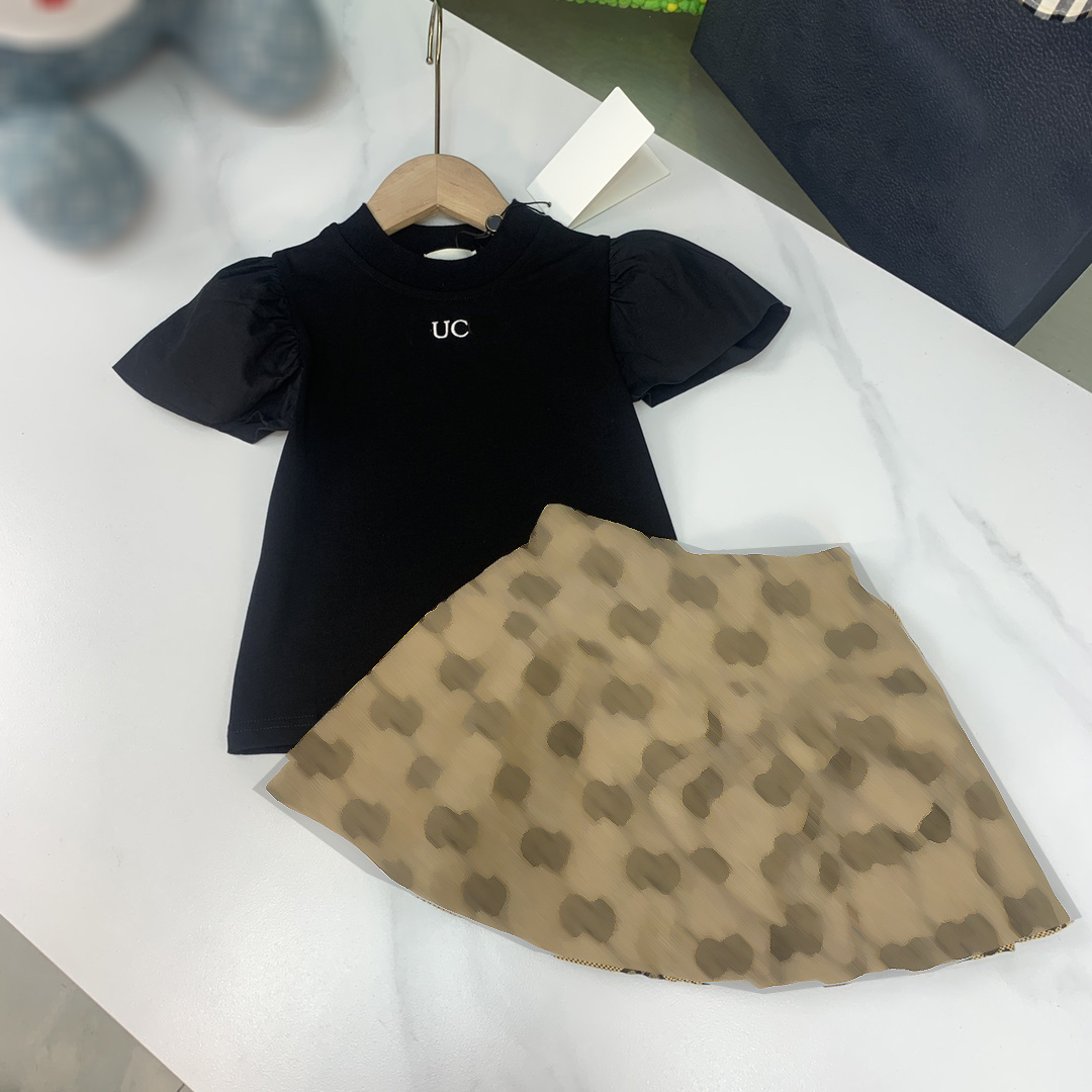 designer girls skirts sets 2023ss summer puff sleeves t-shirts with jeans skirt high end children pleated half dresses letter printing kids t-shirt size 100-150cm, 1#
designer girls skirts sets 2023ss summer puff sleeves t-shirts with jeans skirt high end children pleated half dresses letter printing kids t-shirt size 100-150cm, 1#