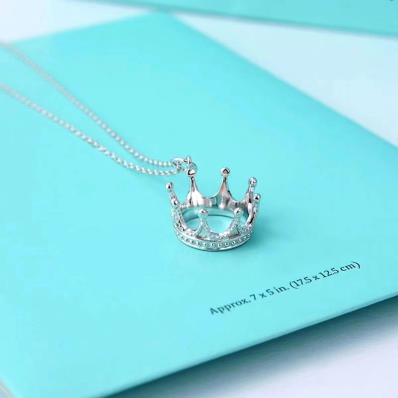Designers Necklace luxurys necklaces engraved letters Crown design Fashion styles jewelry casual style Valentine Day Gift jewelrys versatile
Designers Necklace luxurys necklaces engraved letters Crown design Fashion styles jewelry casual style Valentine Day Gift jewelrys versatile