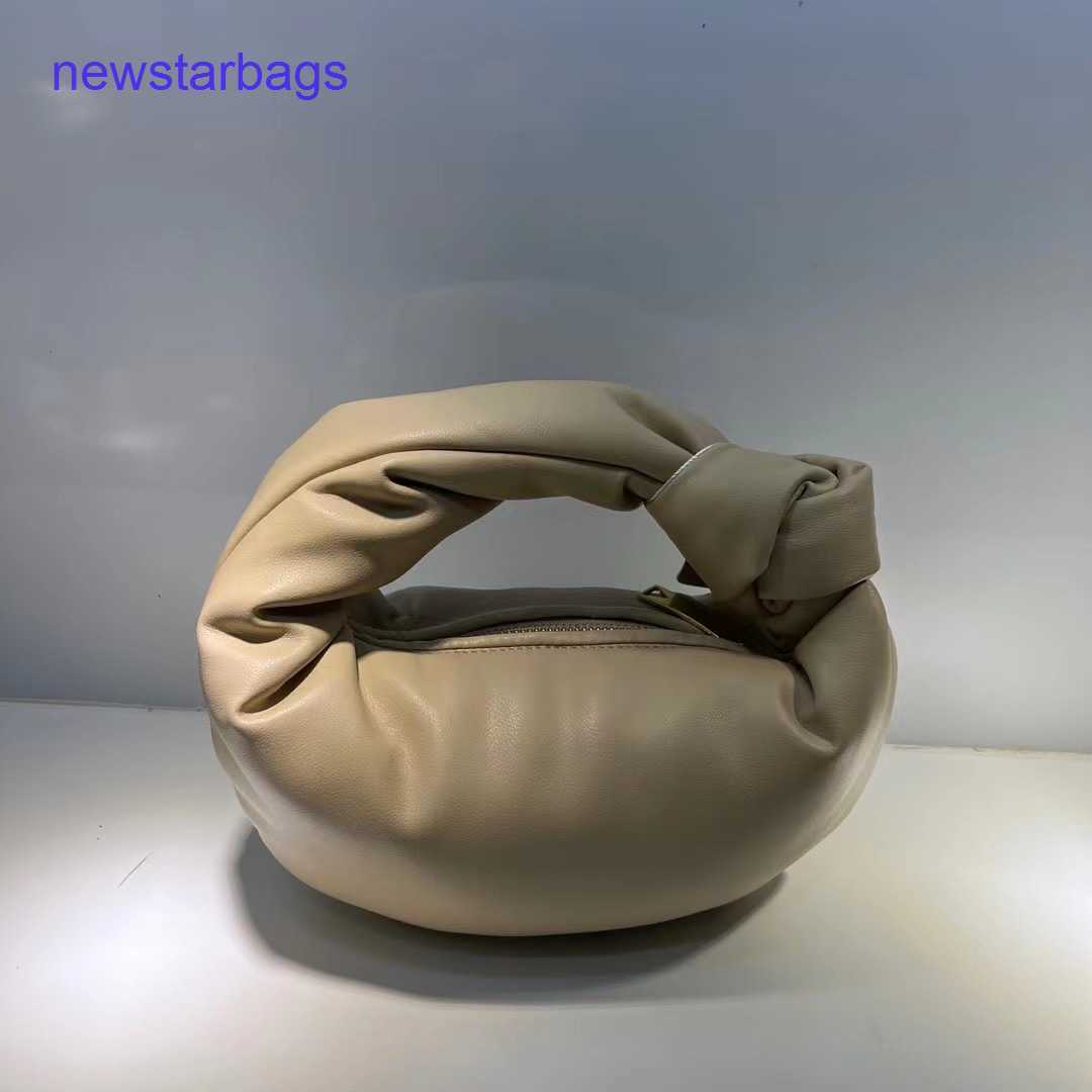 Jodie bags Designer Bottegs Venets online shop Autumn and winter new soft cowhide mini knotting Small cloud Handheld, White4
Jodie bags Designer Bottegs Venets online shop Autumn and winter new soft cowhide mini knotting Small cloud Handheld, White4