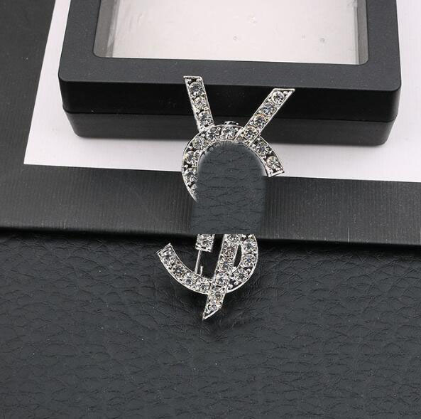 Famous Design Brand Luxurys Desinger Brooch Women Rhinestone Pearl Letter Brooches Suit Pin Fashion Jewelry Clothing Accessories
Famous Design Brand Luxurys Desinger Brooch Women Rhinestone Pearl Letter Brooches Suit Pin Fashion Jewelry Clothing Accessories