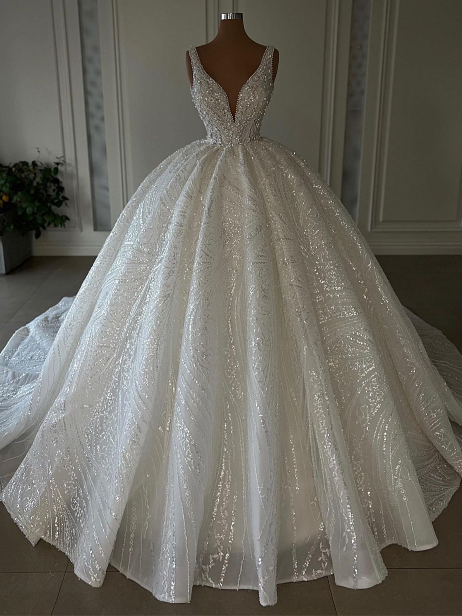 Ball Sparkly Gown Wedding Dress Tailored Beads V Neck Sleeveless Bridal Gowns Ruffles Sweep Train Bride Dresses s es