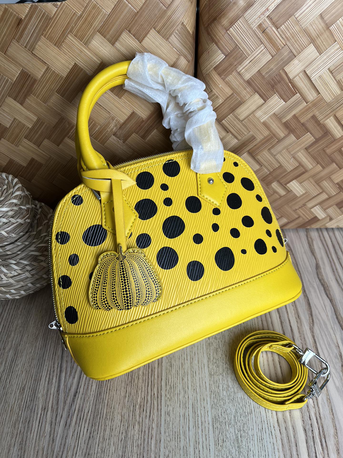 YK Alma BB Shell Bag Infinity Dots Epi Leather With Pumpkin Tag Removable Strap Designer Cross Body M21698
YK Alma BB Shell Bag Infinity Dots Epi Leather With Pumpkin Tag Removable Strap Designer Cross Body M21698