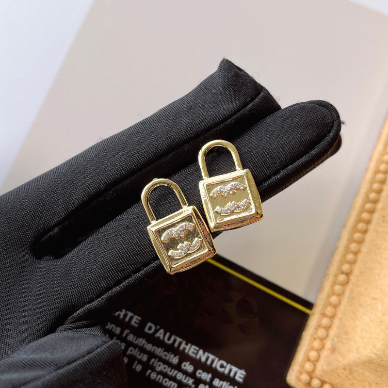 Luxury Lock Diamond Earrings Delicate Charm 18k Gold Plated Earring Fashion Style Women Accessories Delicate Jewelry Selected Couple Gifts Family Friends
Luxury Lock Diamond Earrings Delicate Charm 18k Gold Plated Earring Fashion Style Women Accessories Delicate Jewelry Selected Couple Gifts Family Friends