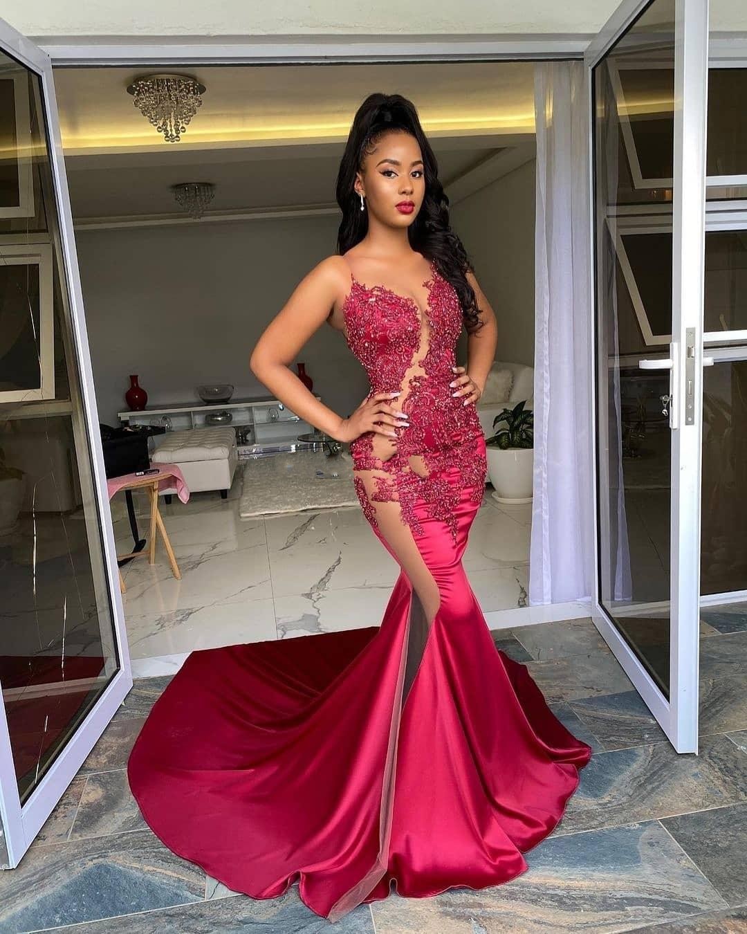 2023 Red Prom Dresses Jewel Neck Illusion Sleeveless Mermaid Lace Appliques Sweep Train Crystal Beads Plus Size Evening Gowns Party Dresses Side Split